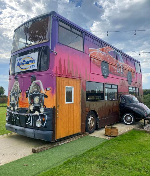 Enniskillen Villa | Sleeps 18 Double Decker Bus Hot Tub Sauna Cinema Pets