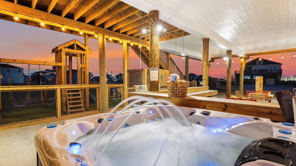 Crystal Beach House | Sleeps 20, 4 King BR, Beach Access, Luxury Spa, Decks, Pets, Games Galore