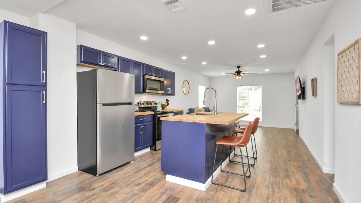 MacGregor House | Sleeps 20 | 7BR/5BA | Bedroom TVs | Urban Resort