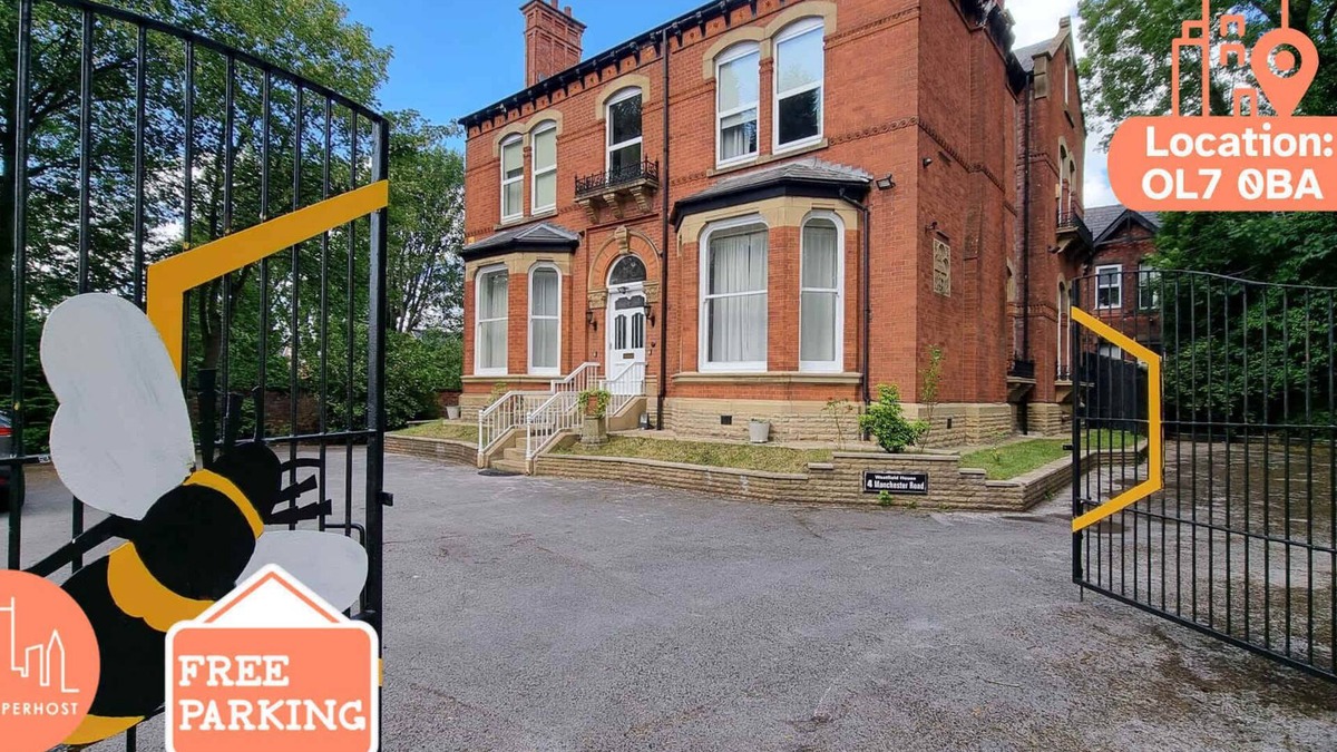 Ashton-under-Lyne House | Sleeps 20 Ashton Mansion by City SuperHost
