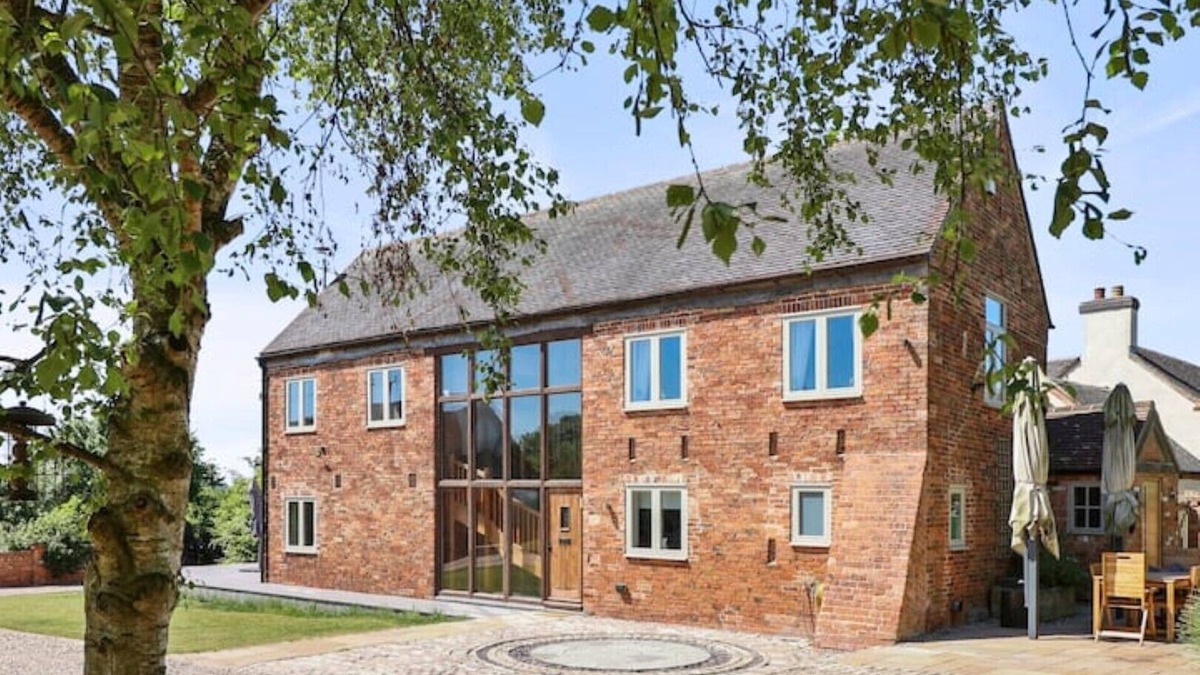 Gotham Cottage | Sleeps 20 - Luxury barn conversion (with hot tub)