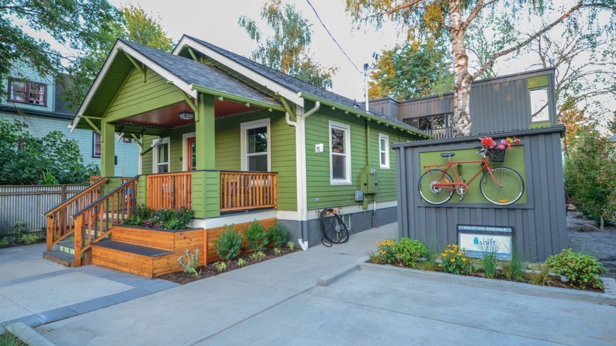 Mississippi District House | Sleeps 20 people - amazing architecture and location.