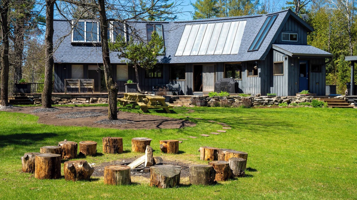 Vulcan House | Sleeps 20+! Pets OK! 4 Bedrooms, Bonus Room, Bunk House. 40 Acres! Pool Table!
