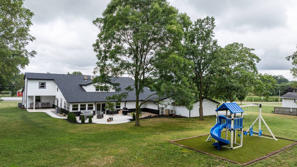 Kidron House | Sleeps 23, 10 Bedrooms, Indoor pickleball, Amish Country