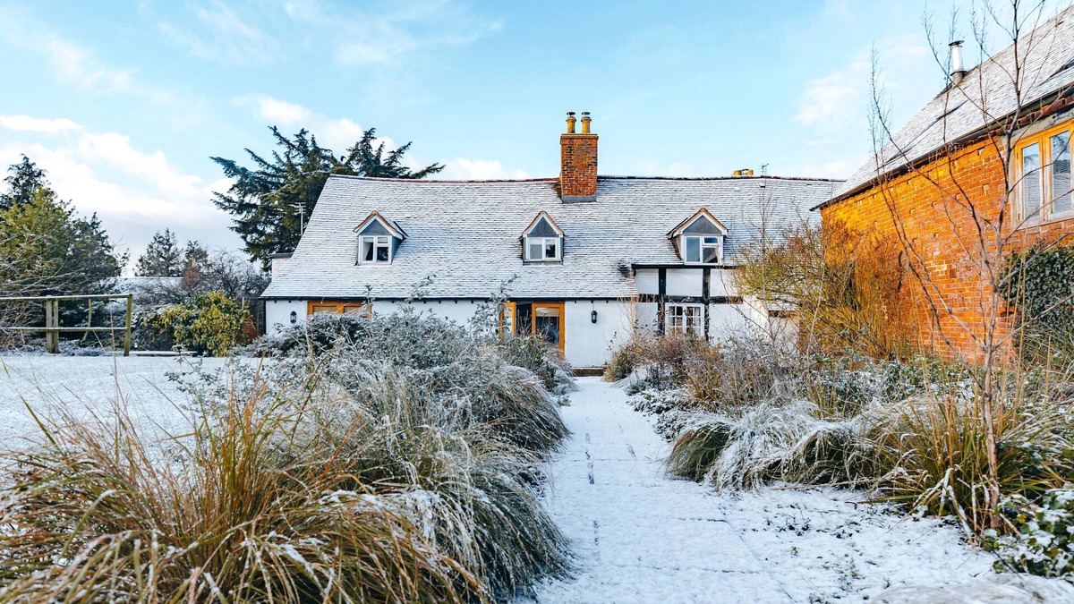 Eaton Mascott Cottage | Sleeps 23 guests in 11 bedrooms