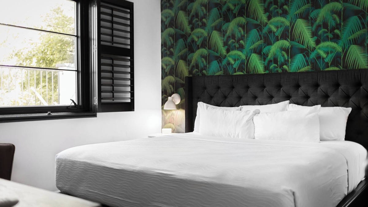 Rutledge Hill House | Sleeps 24 | 12 SoBro Suites Near Broadway, Dining & Music – by AvantStay