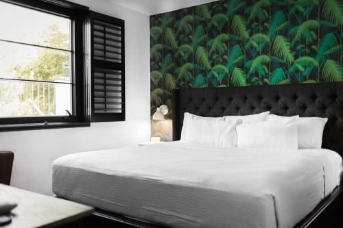 Rutledge Hill House | Sleeps 24 12 Suites in Walkable SoBro Near Downtown – by AvantStay
