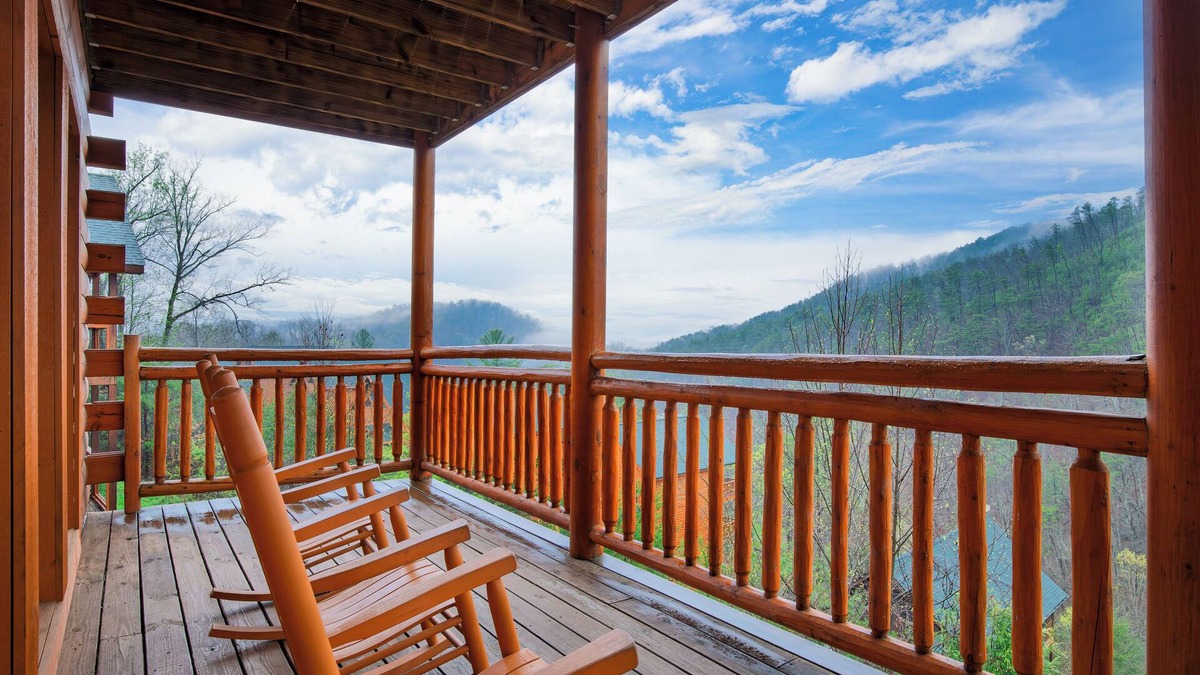 Pigeon Forge House | Sleeps 28 | Indoor Pool, Theater, Game Room, Hot Tub, Views | Marco Polo Lodge