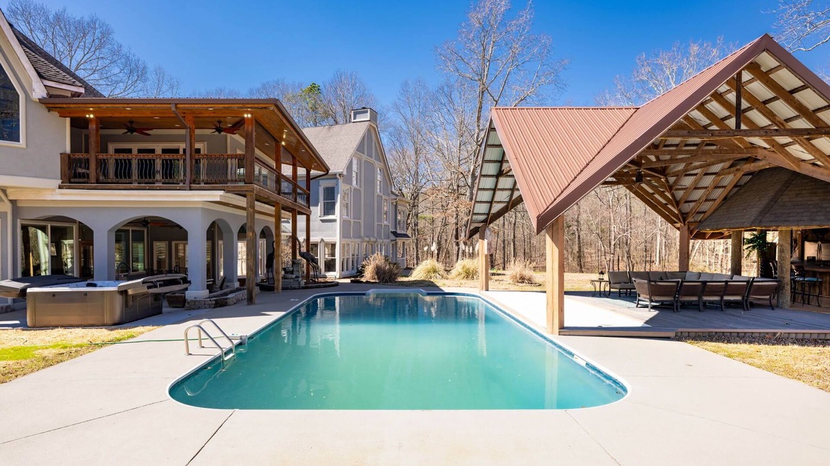 McDonald House | Sleeps 29~Pool~Tiki Bar~Hot Tub~Gym~Dogs Welcome!