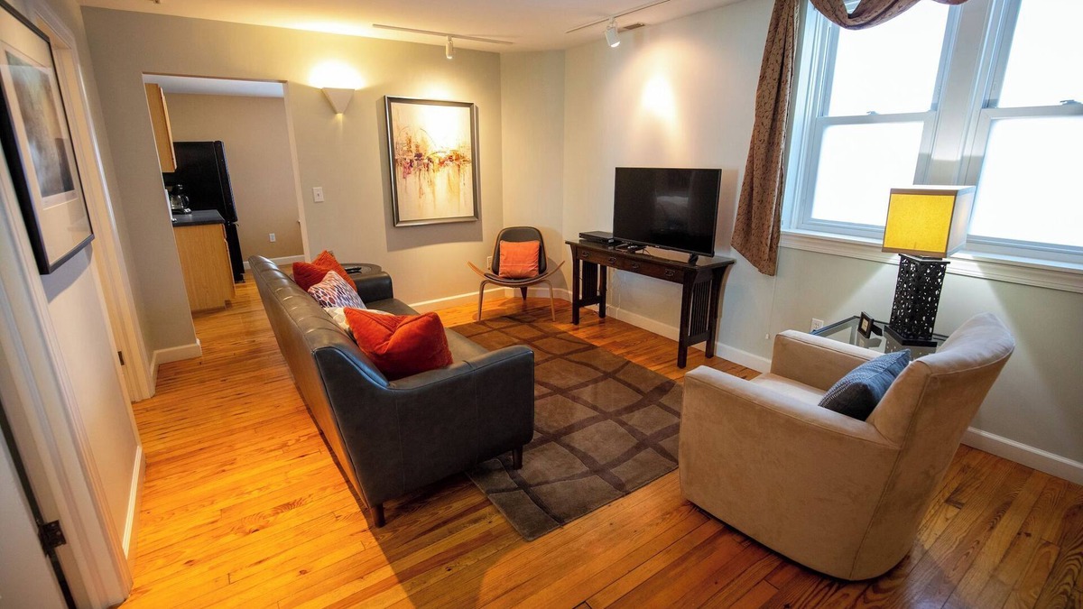 Culver Apartment | Sleeps 3 Downtown