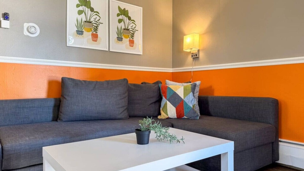 Mount Oliver Apartment | Sleeps 4! Charming 1 Bedroom w/2 Beds + WIFI!