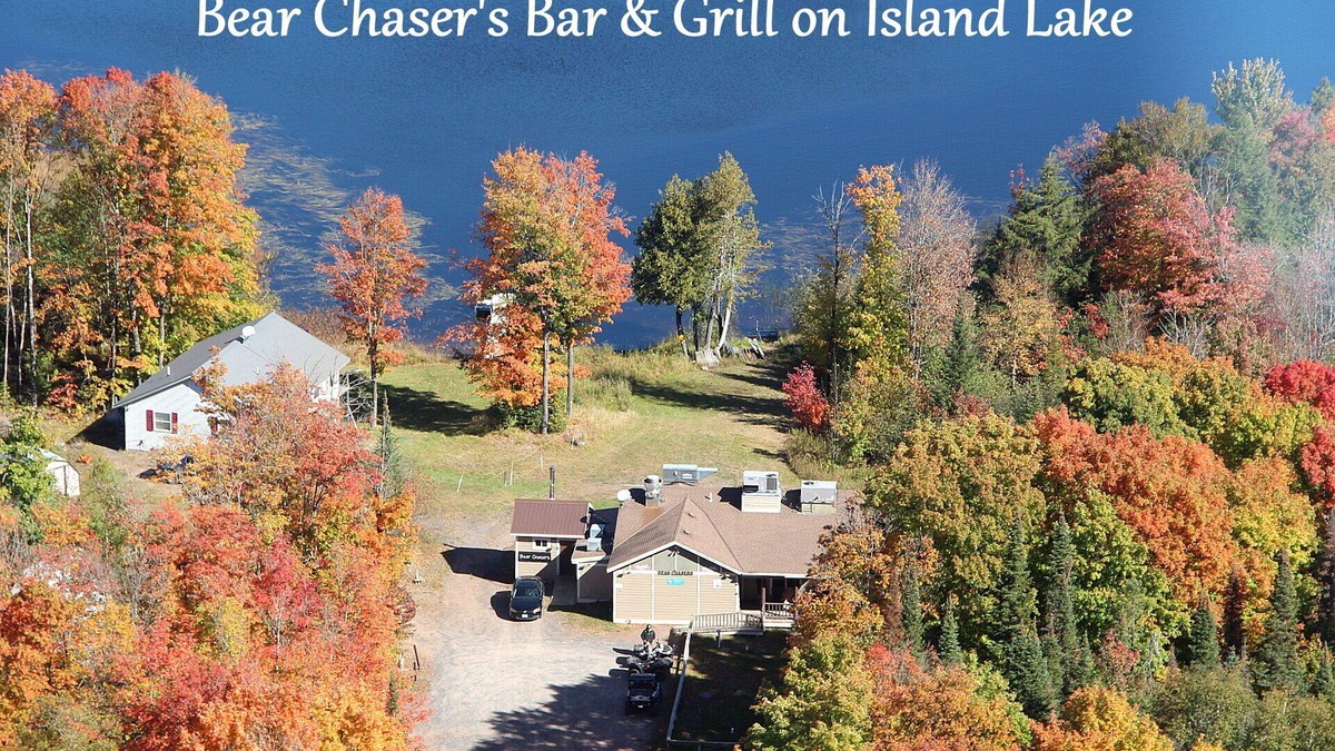 Knight Cabin | Sleeps 4- Charming Room with AC and WiFi in welcoming Hurley on Island Lake