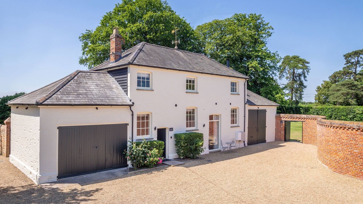 Bury St Edmunds Cottage | Sleeps 4 guests in 1 Double and 1 Twin bedroom