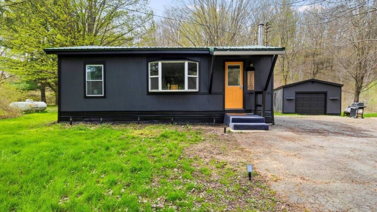 Naples Cabin | Sleeps 4 | Pet Friendly | Fire Pit