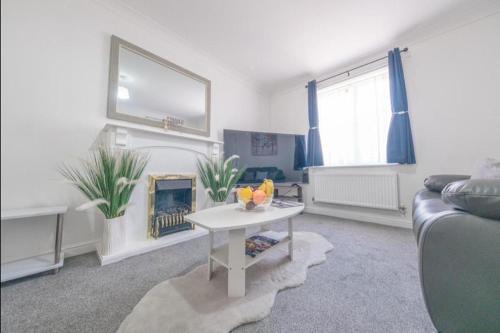 Corby House | Sleeps 5 - Private Garden- Free Parking