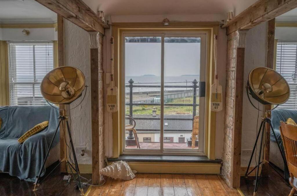 Youghal Apartment | Sleeps 6 - 100mFromBeach - Ocean View Balcony