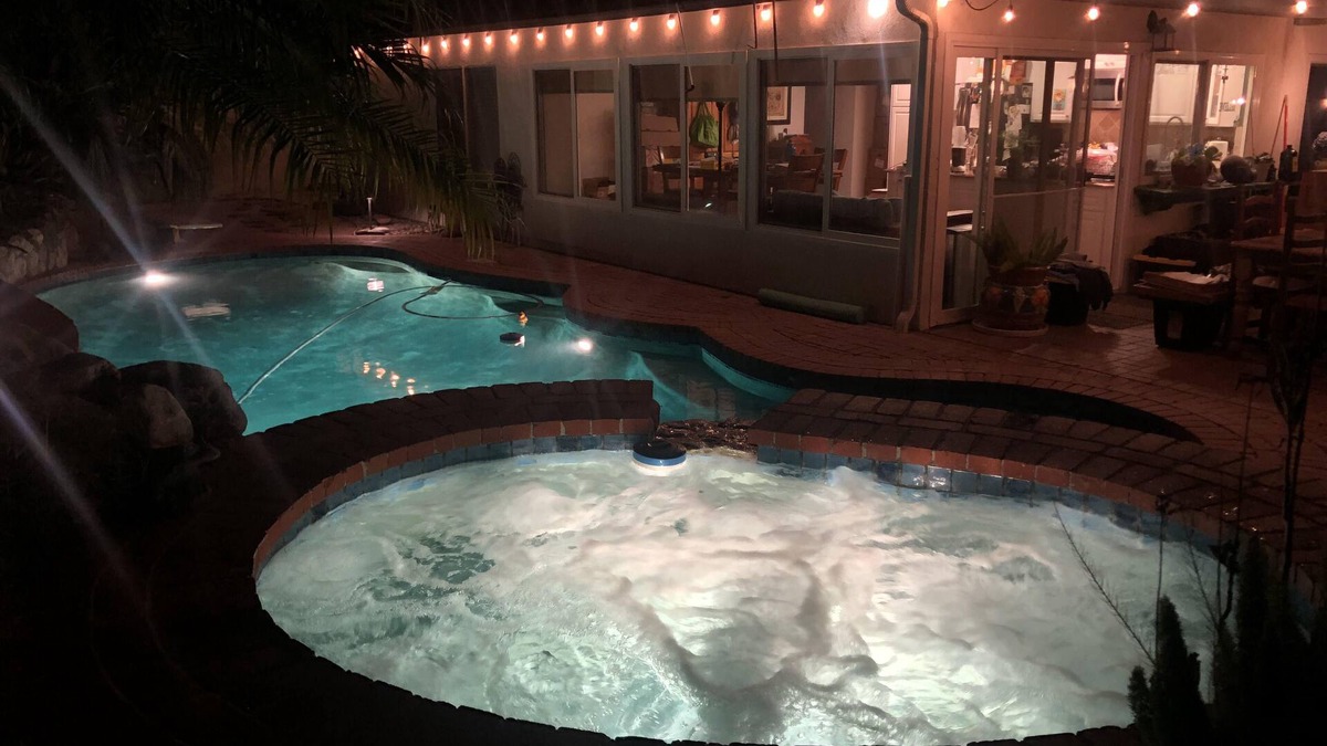 Simi Valley House | Sleeps 6 - 3 Bedroom - King - Queen - 2 Twins - Jacuzzi - Full Kitchen - Laundry