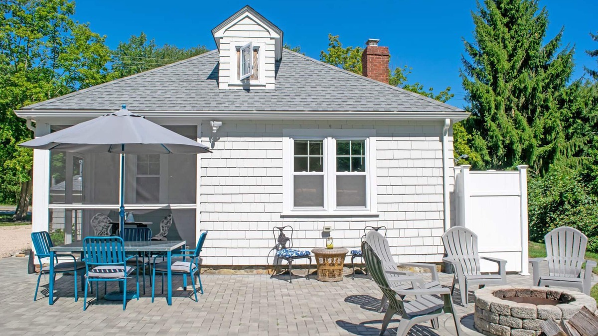 Narragansett House | Sleeps 6, Firepit, Walk to Beach