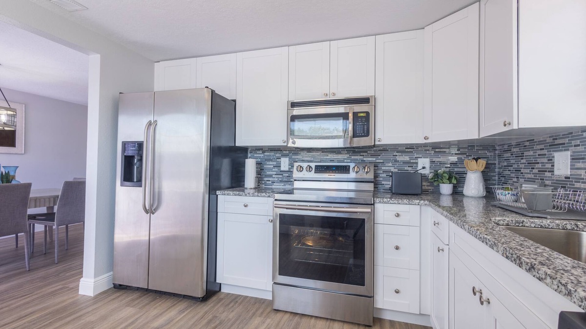 Bearss Plaza Villa | Sleeps 6 Hot Tub Fenced Yard Cozy Chic