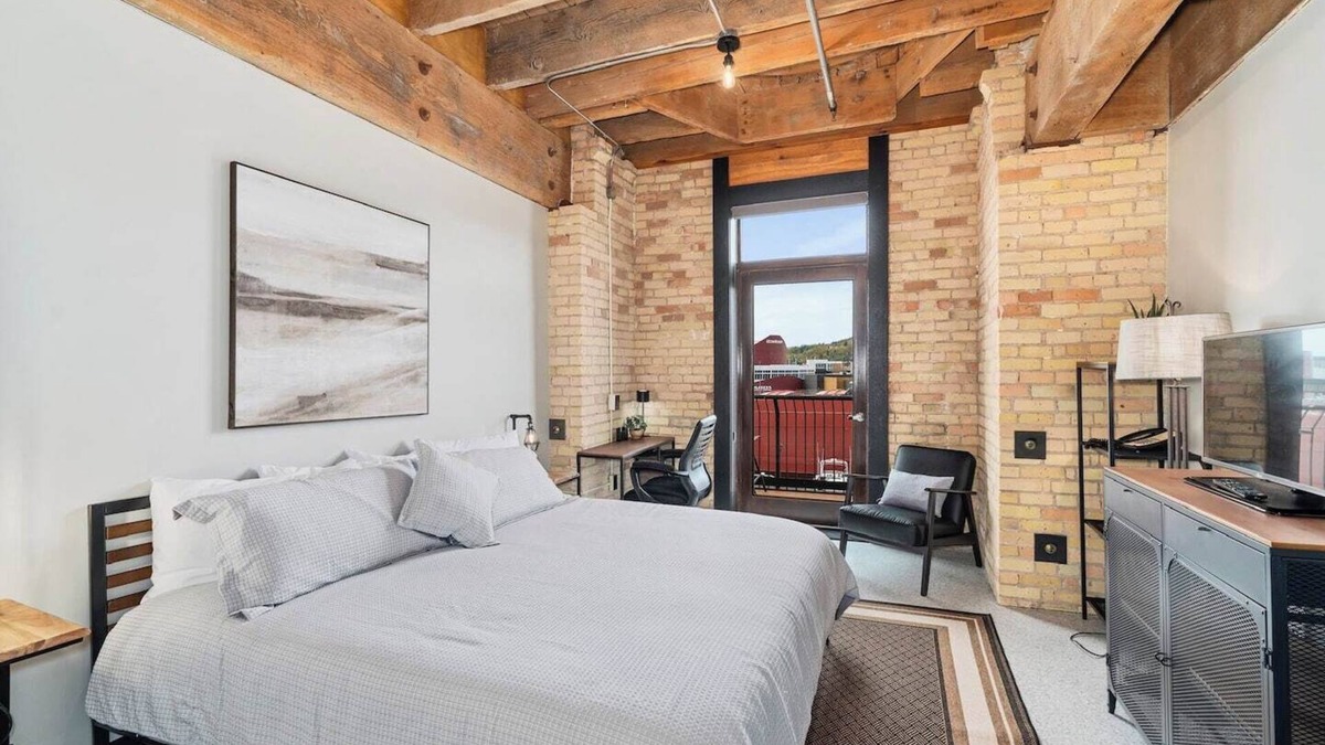 Canal Park Condo | Sleeps 6 in Canal Park with a Balcony