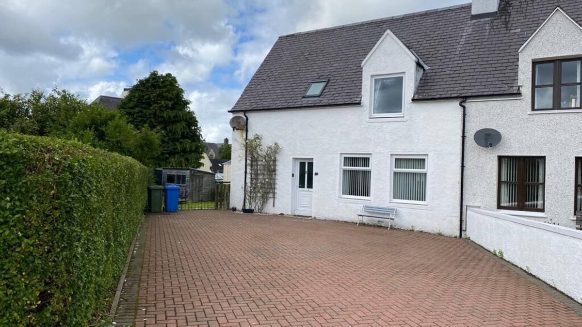 Achachork House | Sleeps 6: Large 4 Bedroom, 4 Bathroom House in Central Portree