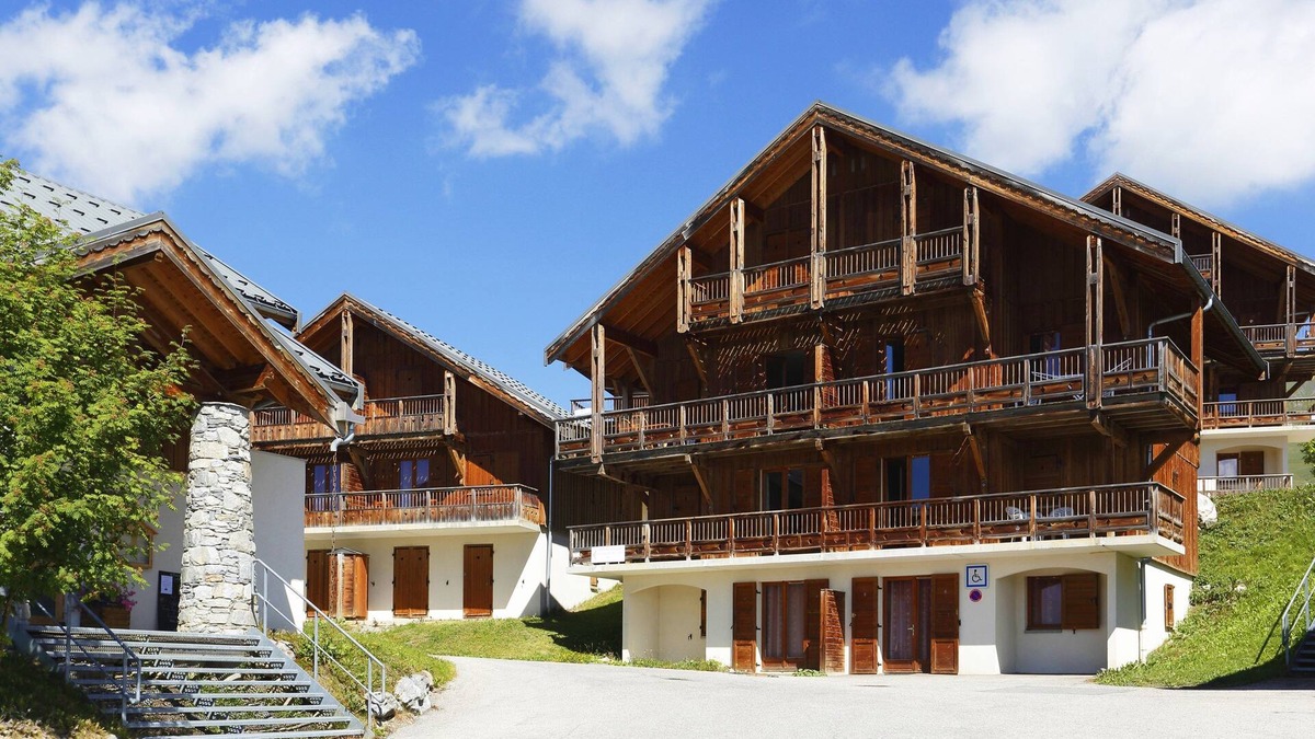 La Toussuire Condo | Sleeps 6! Mountain Adventure + FREE Shuttles