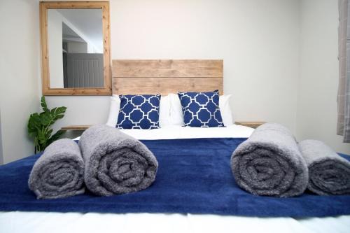 Margam Apartment | Sleeps 6, Smart TV's, Parking Swansea & Morriston Hospital