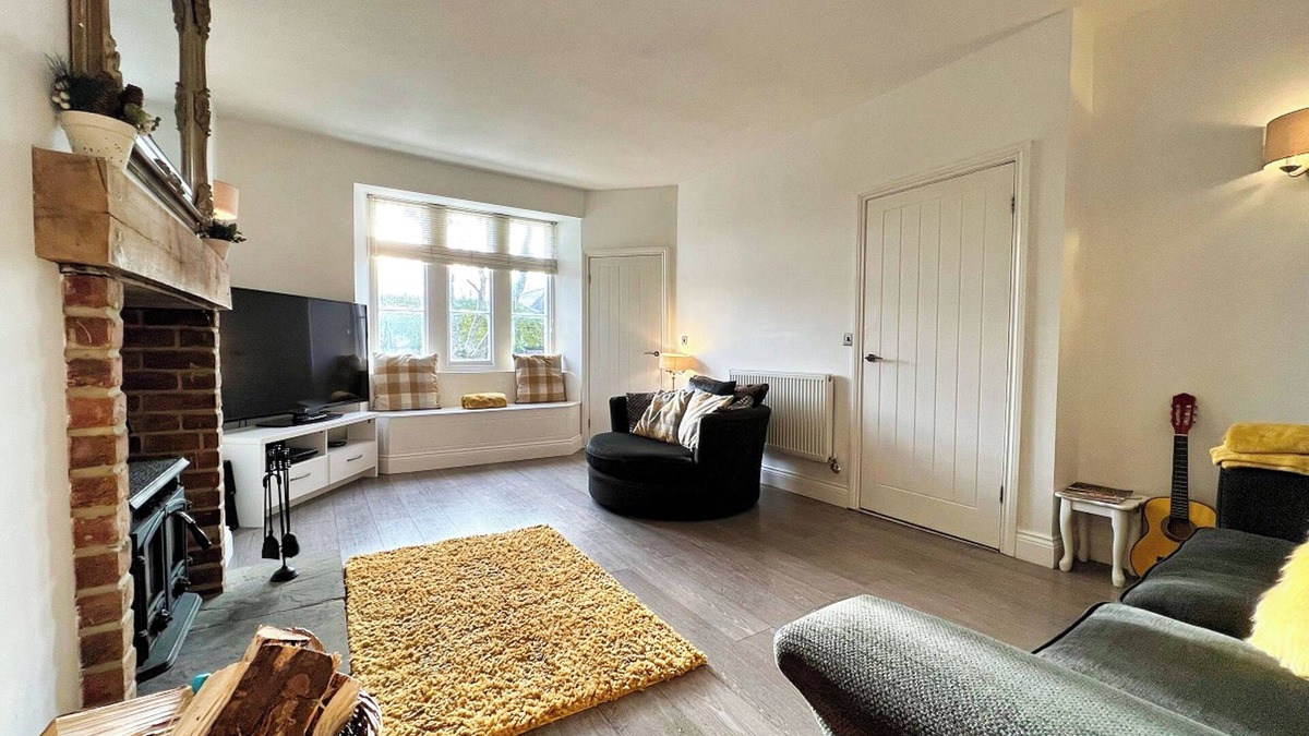Norham Cottage | Sleeps 8 - 2 Bath Rooms - Dog Friendly - Beach