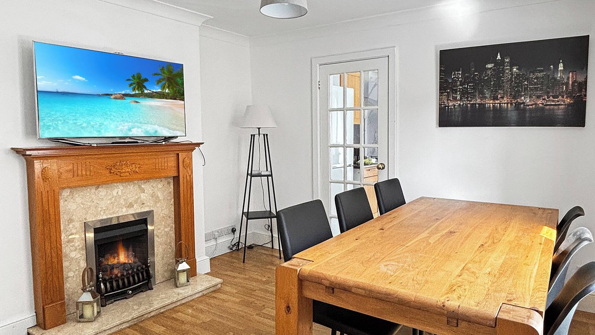 Grantham House | Sleeps 8 3bed house in central Grantham ideal for groups, families & contractors