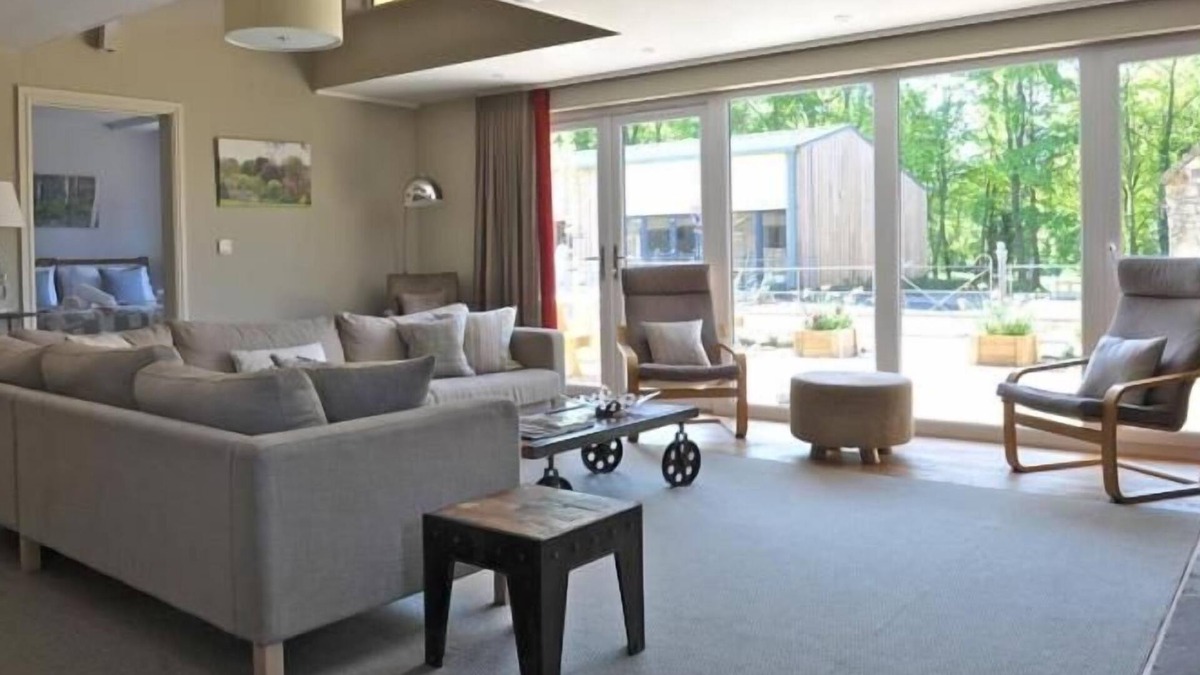 Chedworth House | Sleeps 8, 4 Bedrooms, Dogs Welcome, No Smoking, Wood burner, Wi-Fi*, Garden, Games Room