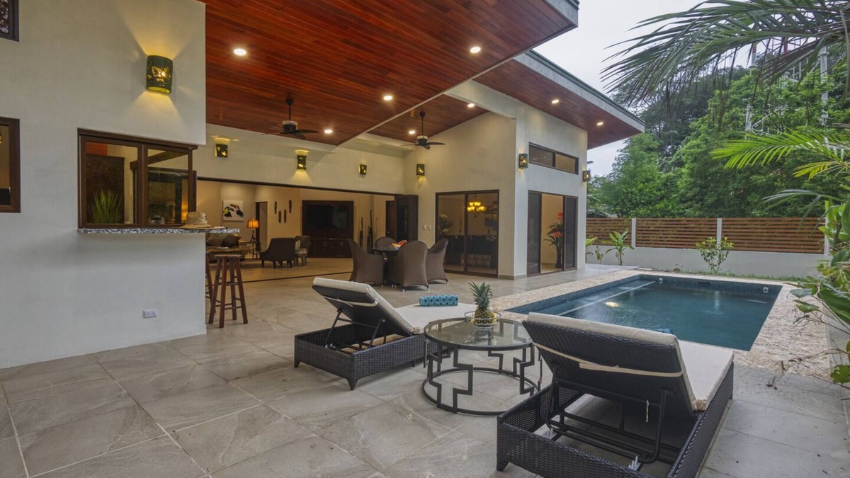 Dominical House | Sleeps 8, Brand New, private pool, steps from beach, dining and shopping