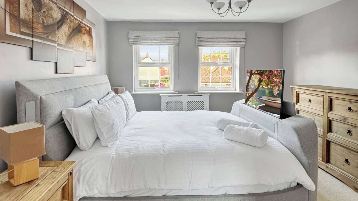 Newark House | Sleeps 8 Large 4 bed house in Village location with garden & driveway! n