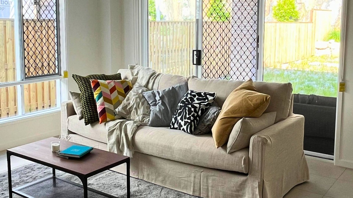 Keperra House | Sleeps 8 ! New Furnished House Near City! Sleeps 8! Modern Cozy Retreat!
