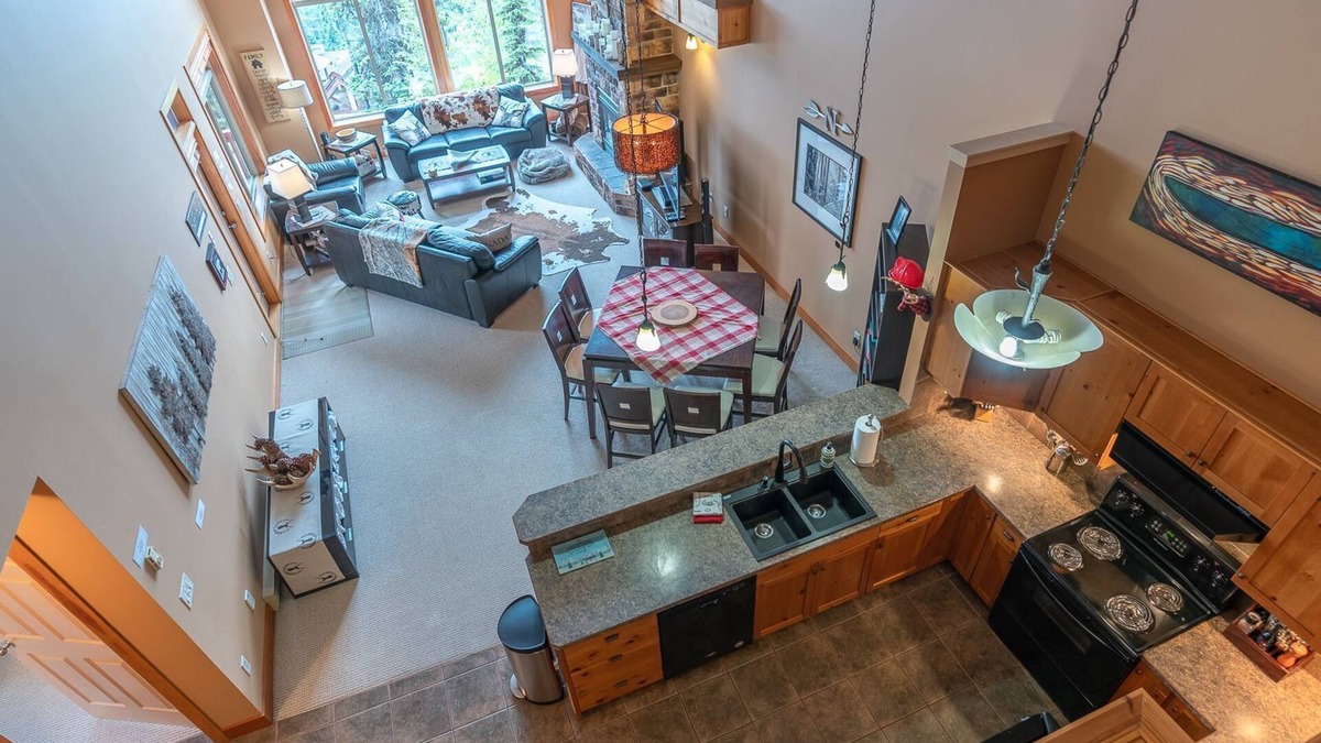 Snow Pine Estates House | Sleeps 8 - Skin In /Out 3 Bedroom 3 Bath + Den + Loft + Hot Tub and 3 Parking