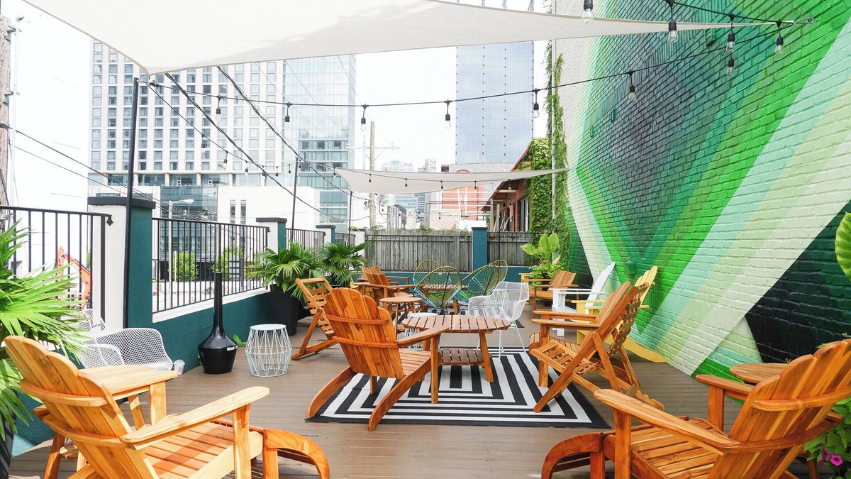 Rutledge Hill House | Sleeps 8 | SoBro Suites w/Local Art, Walk to Music & Dining – by AvantStay