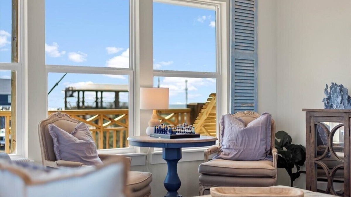 Gilchrist House | Sleeps 9 | Fire Pit | Beach & Bay View