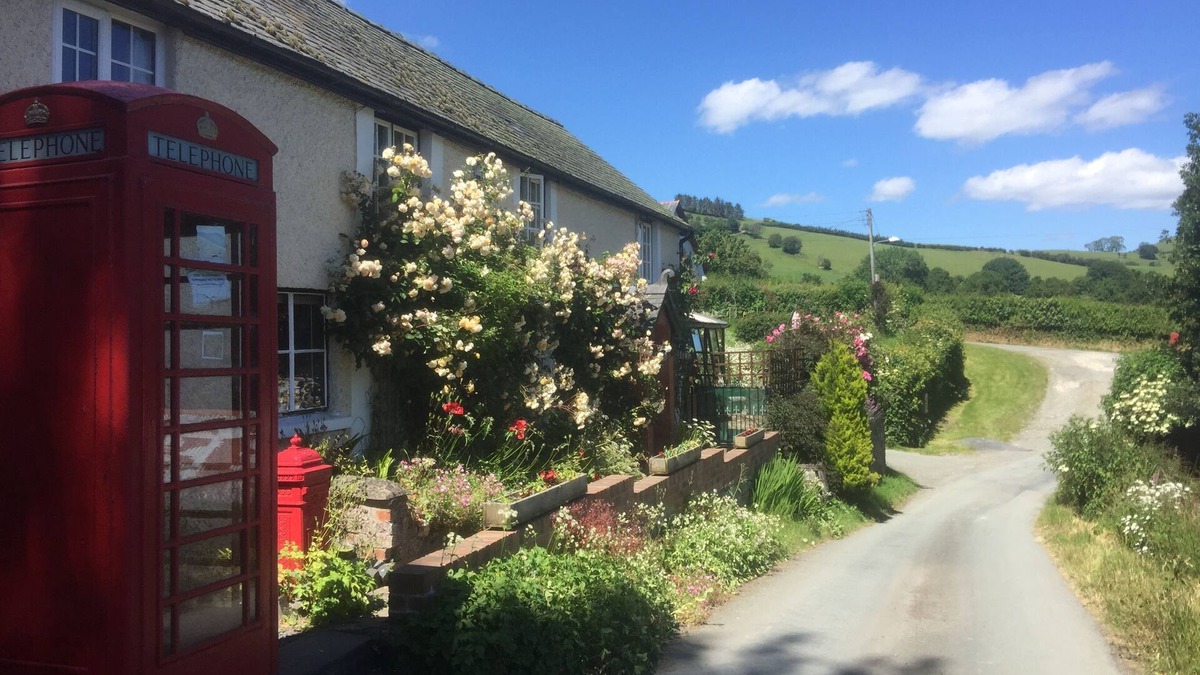 Oswestry Cottage | Sleeps 14-18. Hot tub, games room, woods