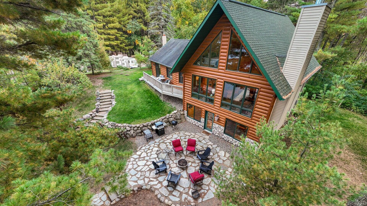 Motley Cabin | Sleeps up to 14. Stunning and spacious log cabin within 30 min of Brainerd.