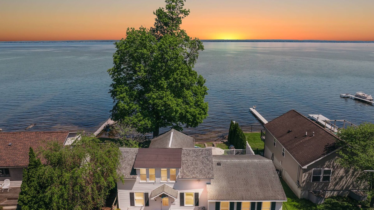 Durhamville House | Sleeps10 Lakefront Retreat: Fire Pit & Near Casin