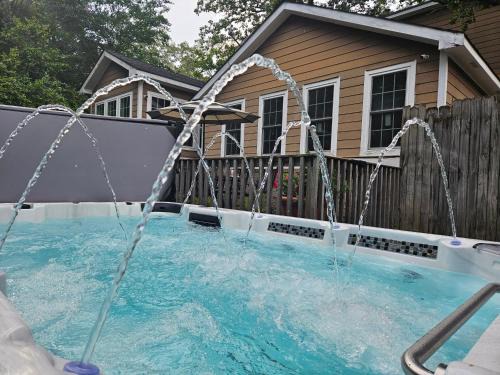 East Side House | Sleeps16, 11-Person Swim-Spa, 75" TV 4 Movie Nights, Spacious Home, Close To Downtown, Beltline, And Walk To Restaurants, 2-Person Bathroom Jacuzzi, Ping Pong