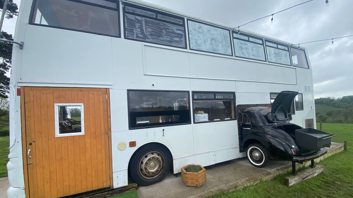 Enniskillen Villa | Sleeps18 / Hot Tub / Sauna / Double Decker Bus / Cinema / Pets Welcome