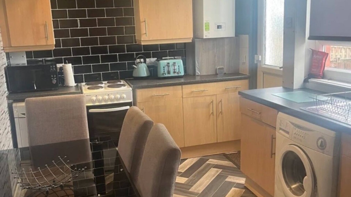 Airdrie House | Sleeps6, for tradesman contractors,WiFi ,parking