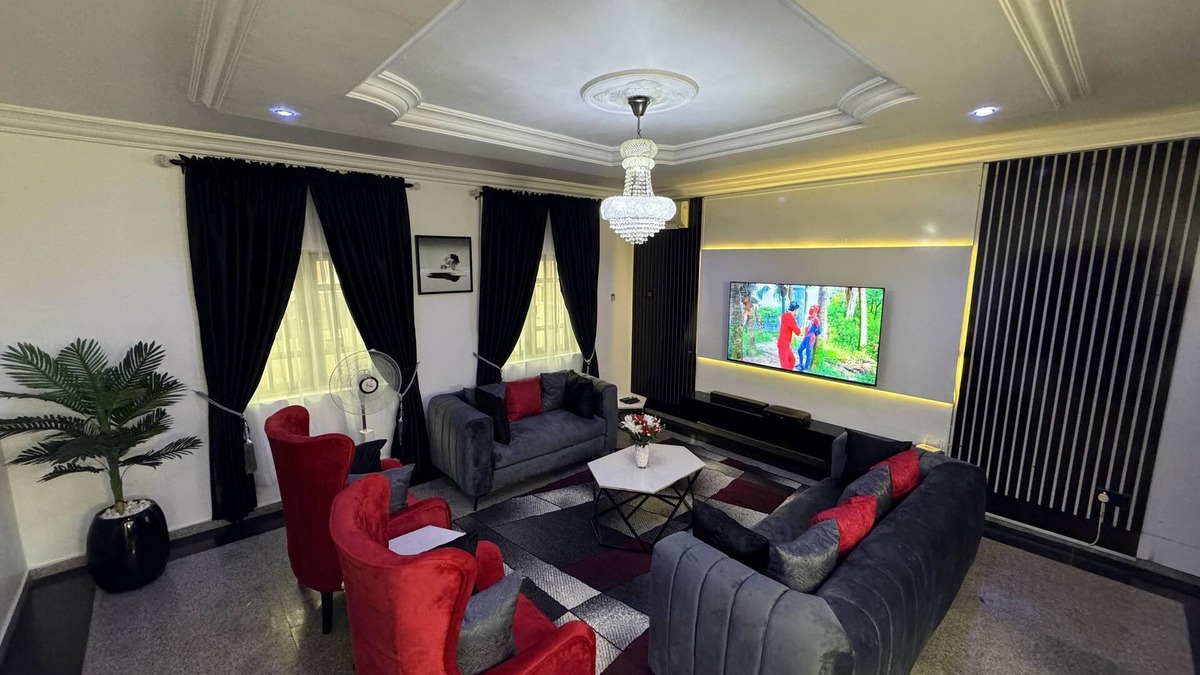 Lagos House | Sleeps6- WiFi- SmartTV- w/d