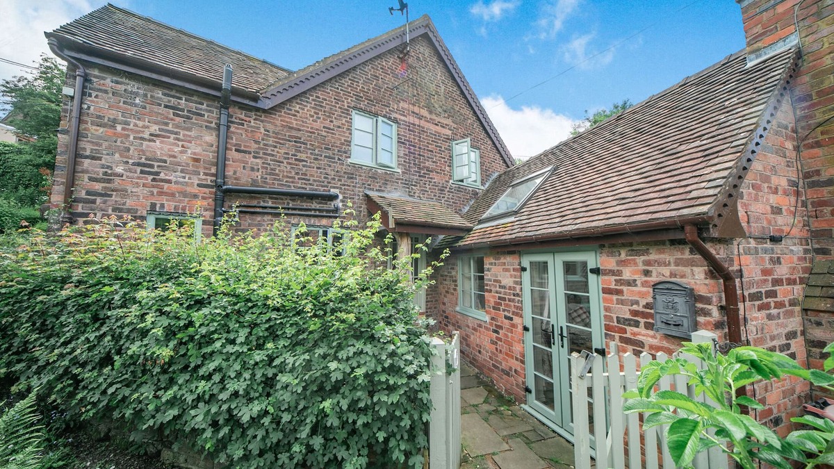 Jackfield Cottage | SLEEPY HOLLOW, family friendly, with open fire in Jackfield