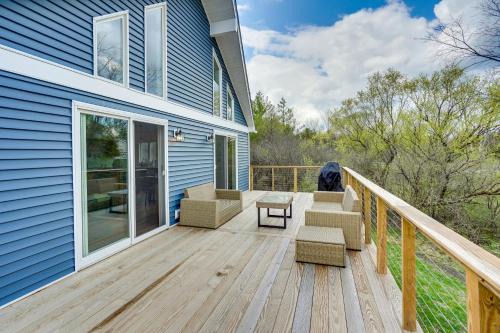 Athens House | Sleepy Hollow Lake Home with Deck, Pool Access!