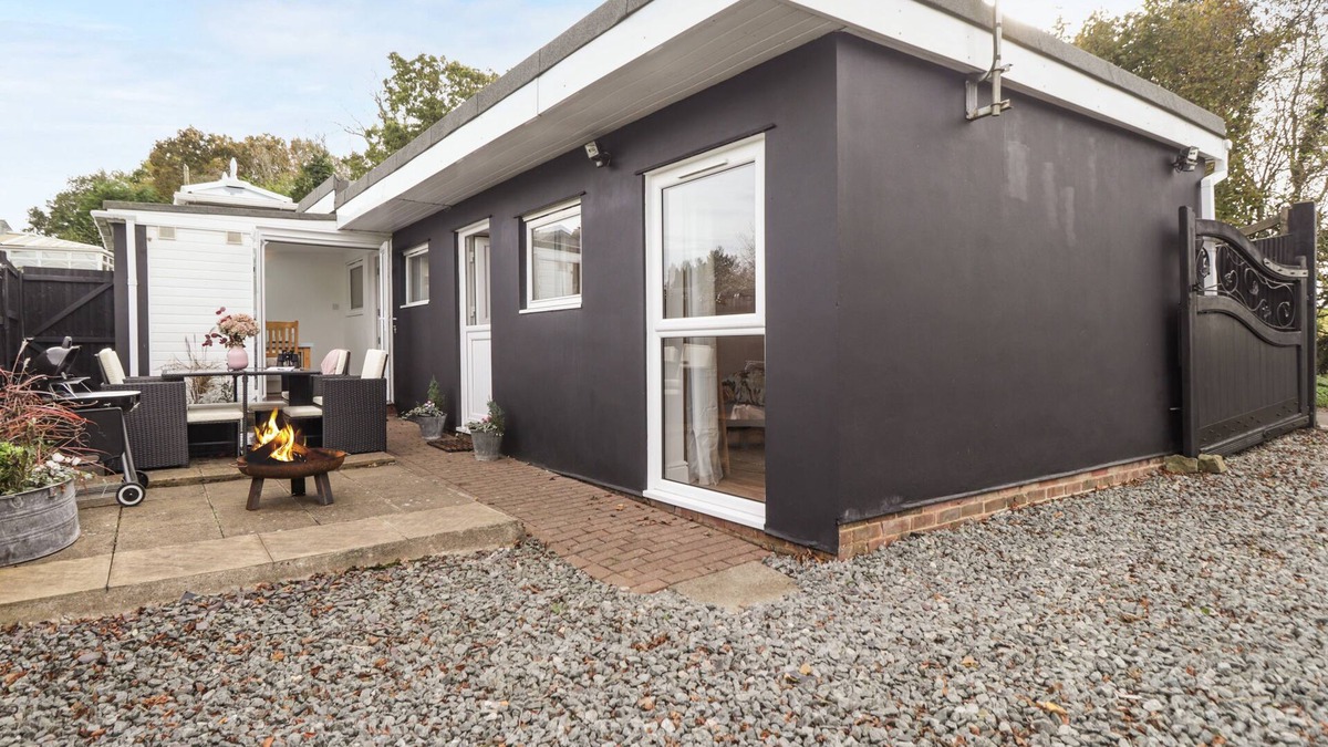 Denton Cottage | SLEEPY HOLLOW, pet friendly, with a garden in Dover