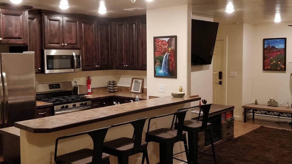 Moab South Valley House | Slickrock Sands - Sleeps 8! Pet/bike friendly.