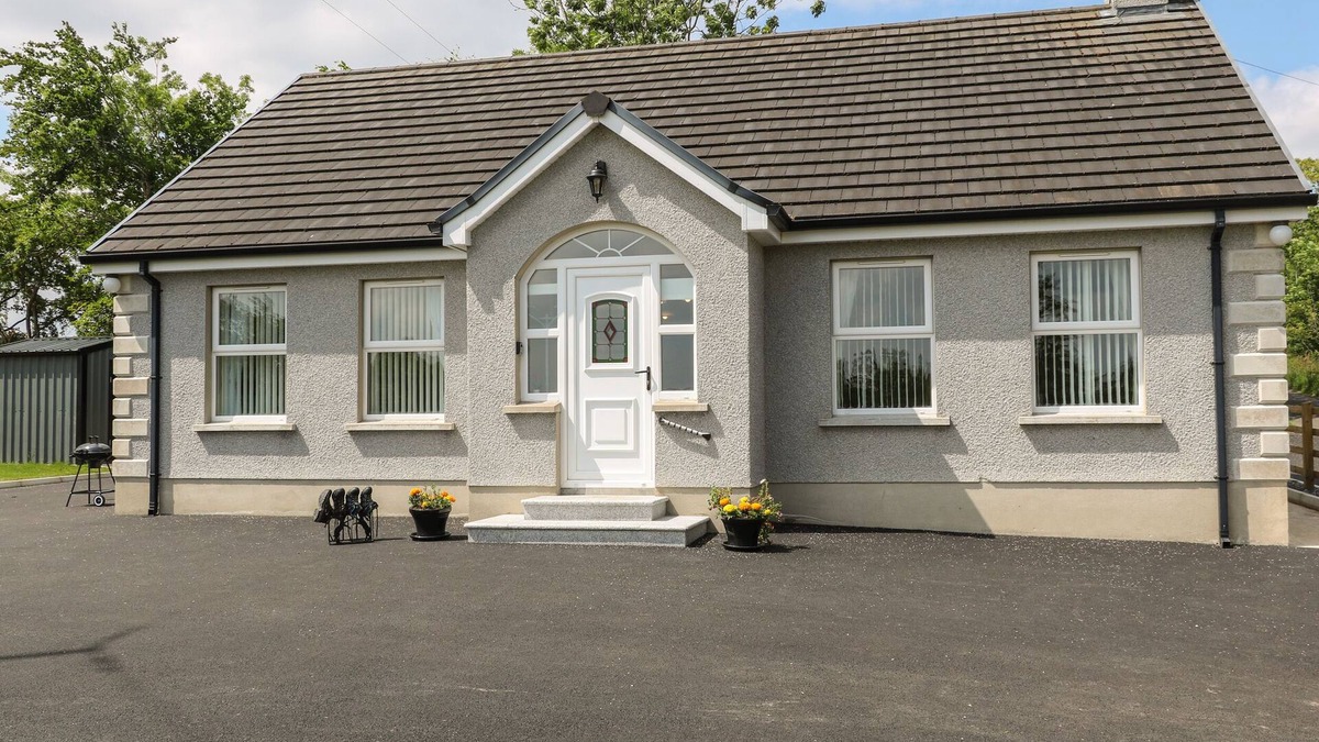 Magherafelt Cottage | SLIEVE GALLION COTTAGE, family friendly, with a garden in Moneymore