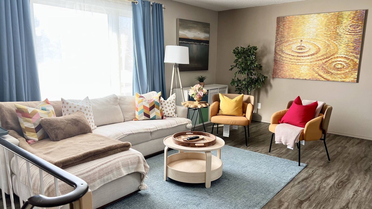 Southeast Edmonton Apartment | Slip Away to the Galaxy ♥ 10min to DT & UoA ♥ Baby Friendly ♥ Free Parking