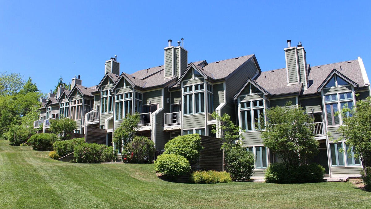 The Blue Mountains Condo | Slope Side Chalet Style Townhome, Very Clean. Free Night Stay.